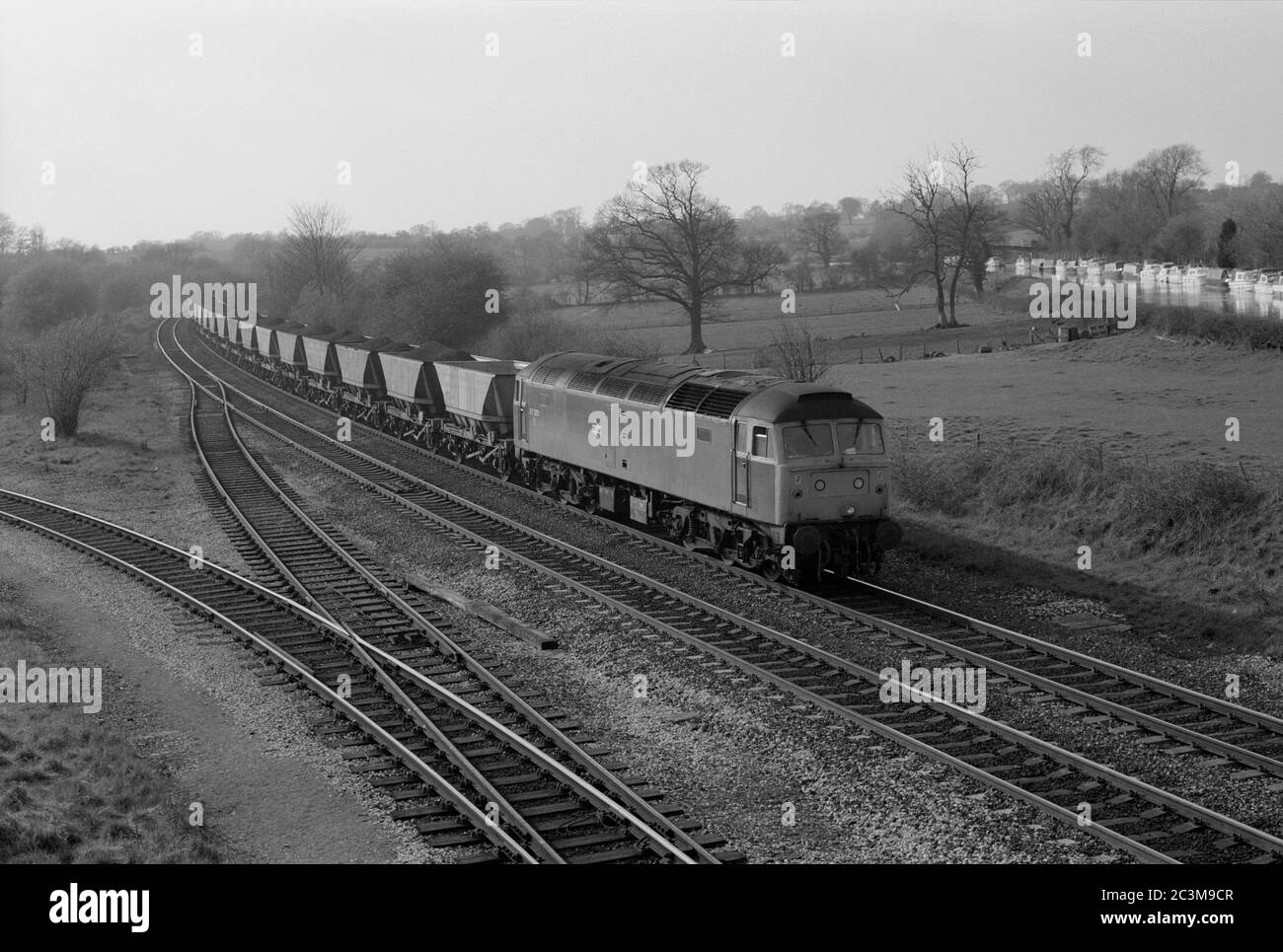 Classe 47 locomotive diesel n° 47330 tirant un train de charbon MGR à Hatton, Warwickshire, Angleterre, Royaume-Uni. 14 avril 1987. Banque D'Images