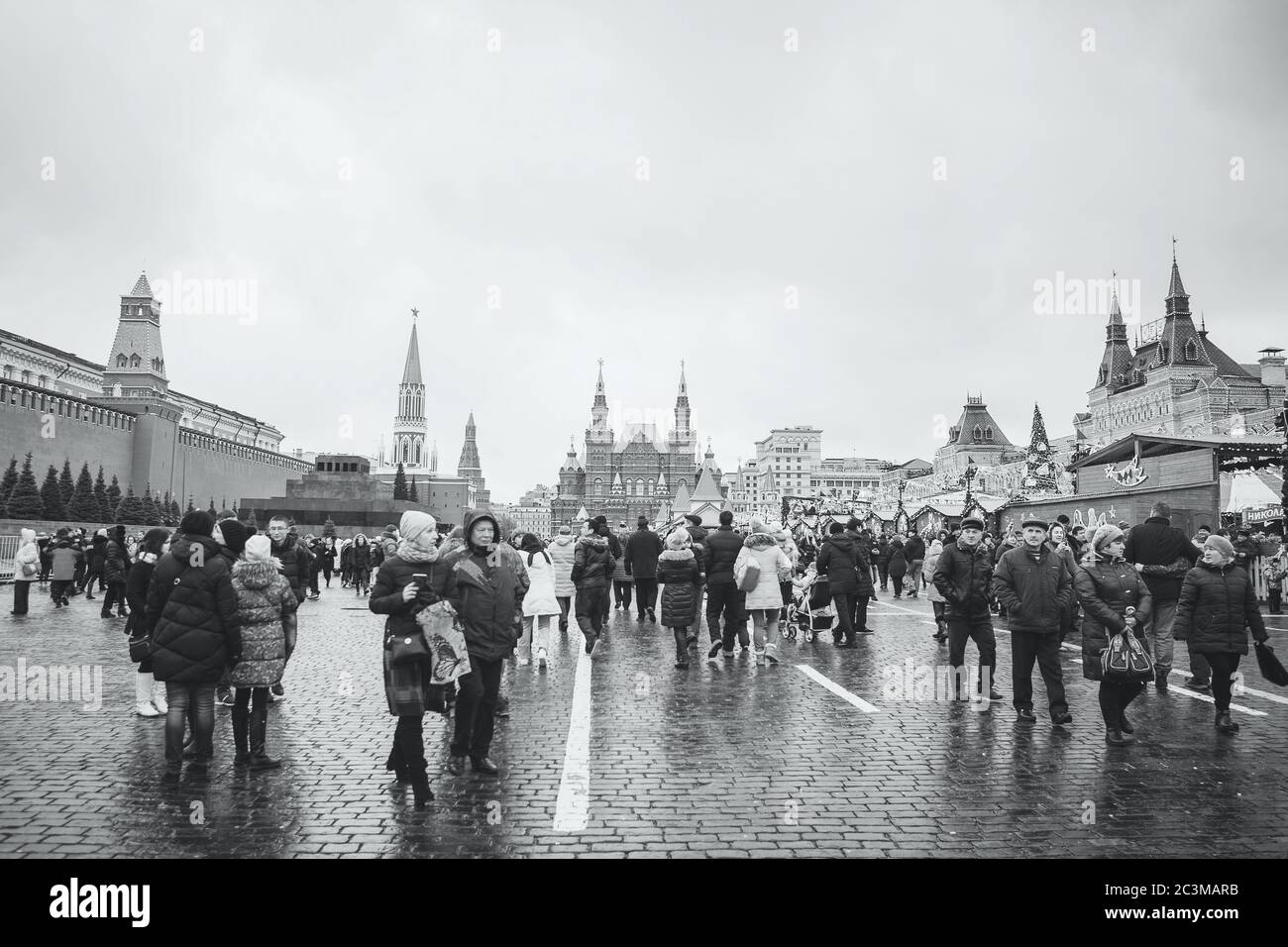 MOSCOU - 02 JANVIER 2017 : les touristes marchent sur la place Rouge. Photographie en noir et blanc Banque D'Images