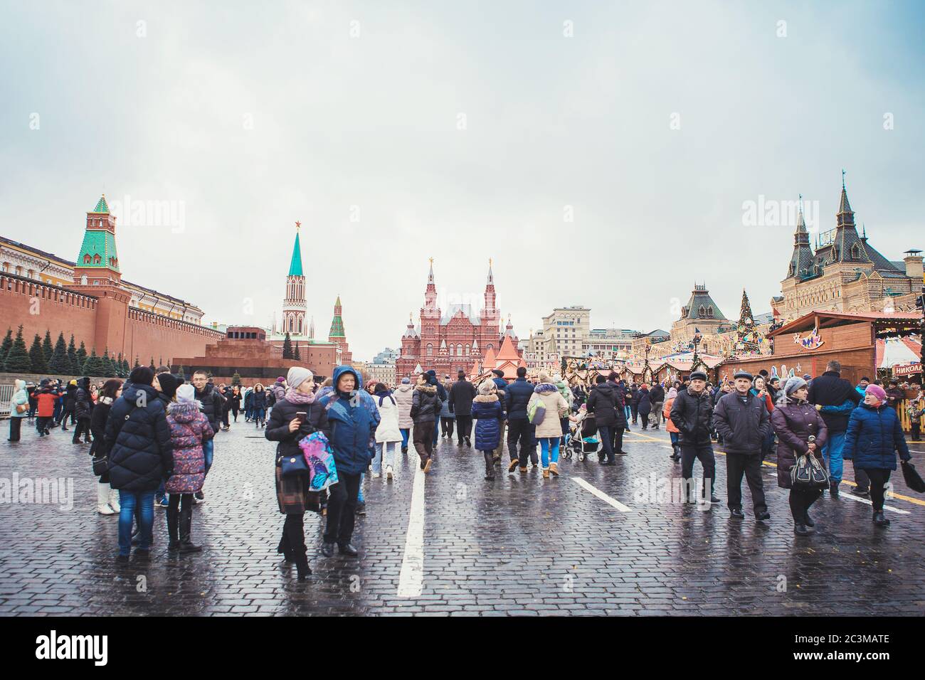 MOSCOU - 02 JANVIER 2017 : les touristes marchent sur la place Rouge Banque D'Images