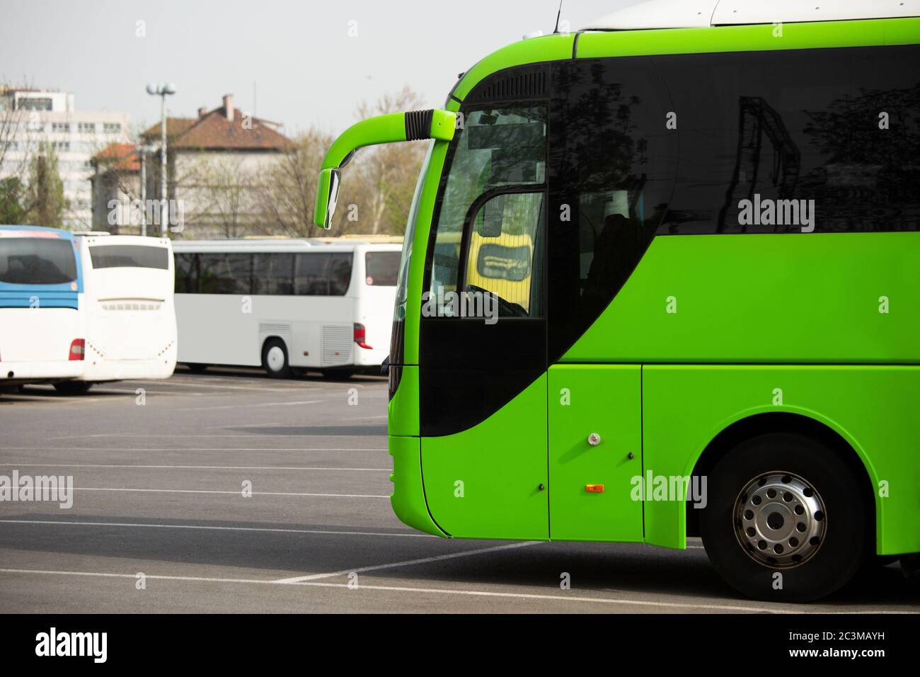 Bus touristique électrique dans une rue de la ville Banque D'Images