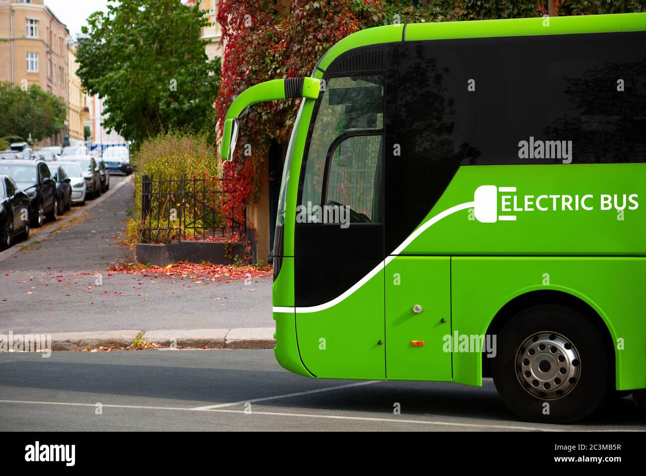 Bus touristique électrique dans une rue de la ville Banque D'Images