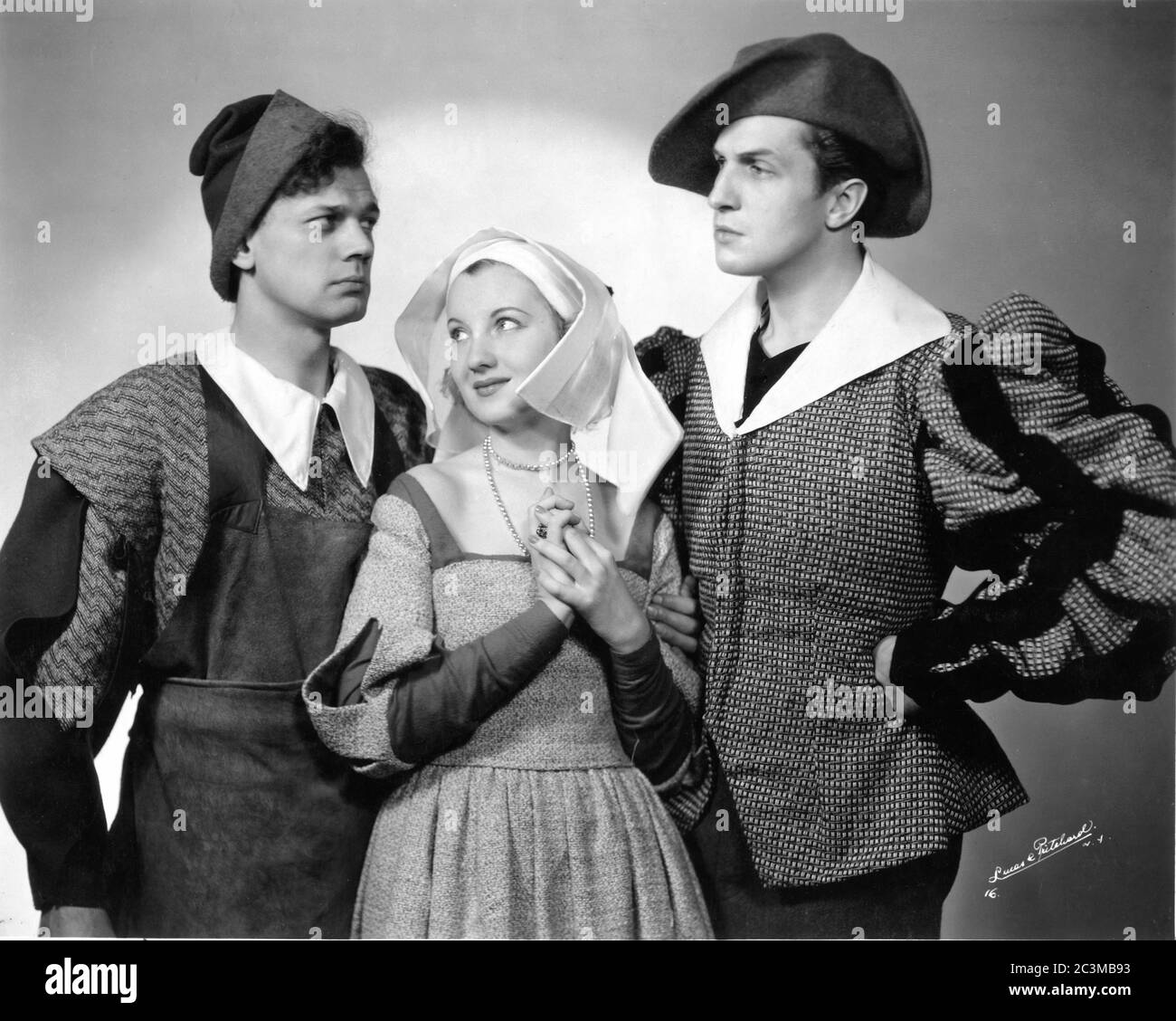 JOSEPH COTTEN ALICE FROST et VINCENT PRIX dans LA pièce DE VACANCES DES CORDONNIERS par THOMAS DEKKER 1937 production par ORSON WELLES musique Lehman Engel costumes Millia Davenport Set designer Sam Leve Mercury Theatre 110 West 41st Street New York Banque D'Images