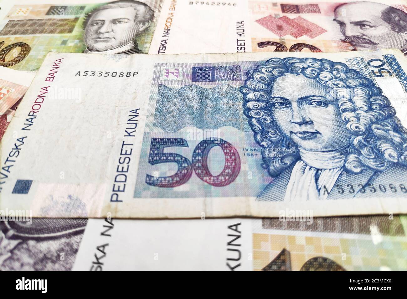 Gros plan sur une pile de billets Kuna croates. Banque D'Images