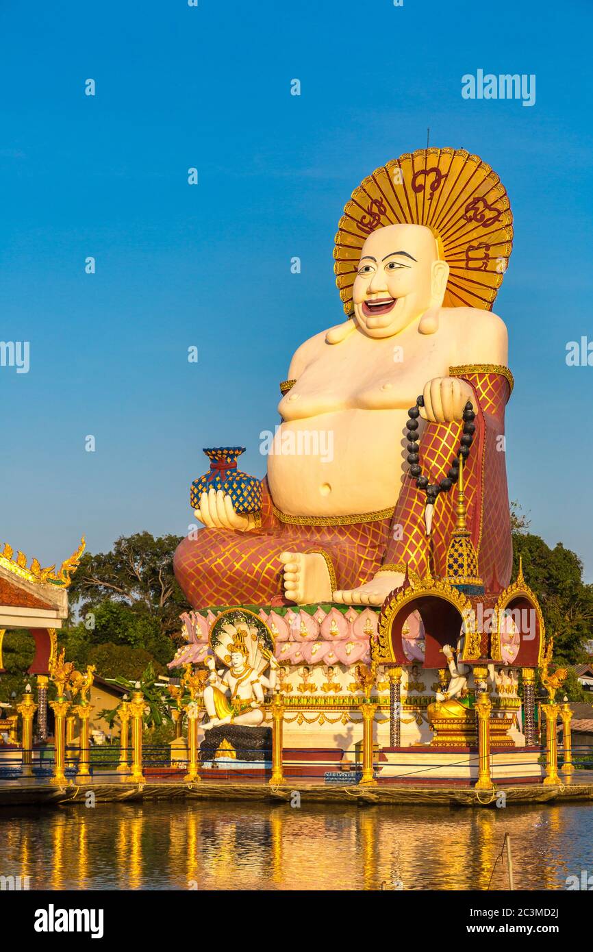 Statue de bouddha géant souriant ou heureux au temple de Wat Plai Laem, Samui, Thaïlande en été Banque D'Images