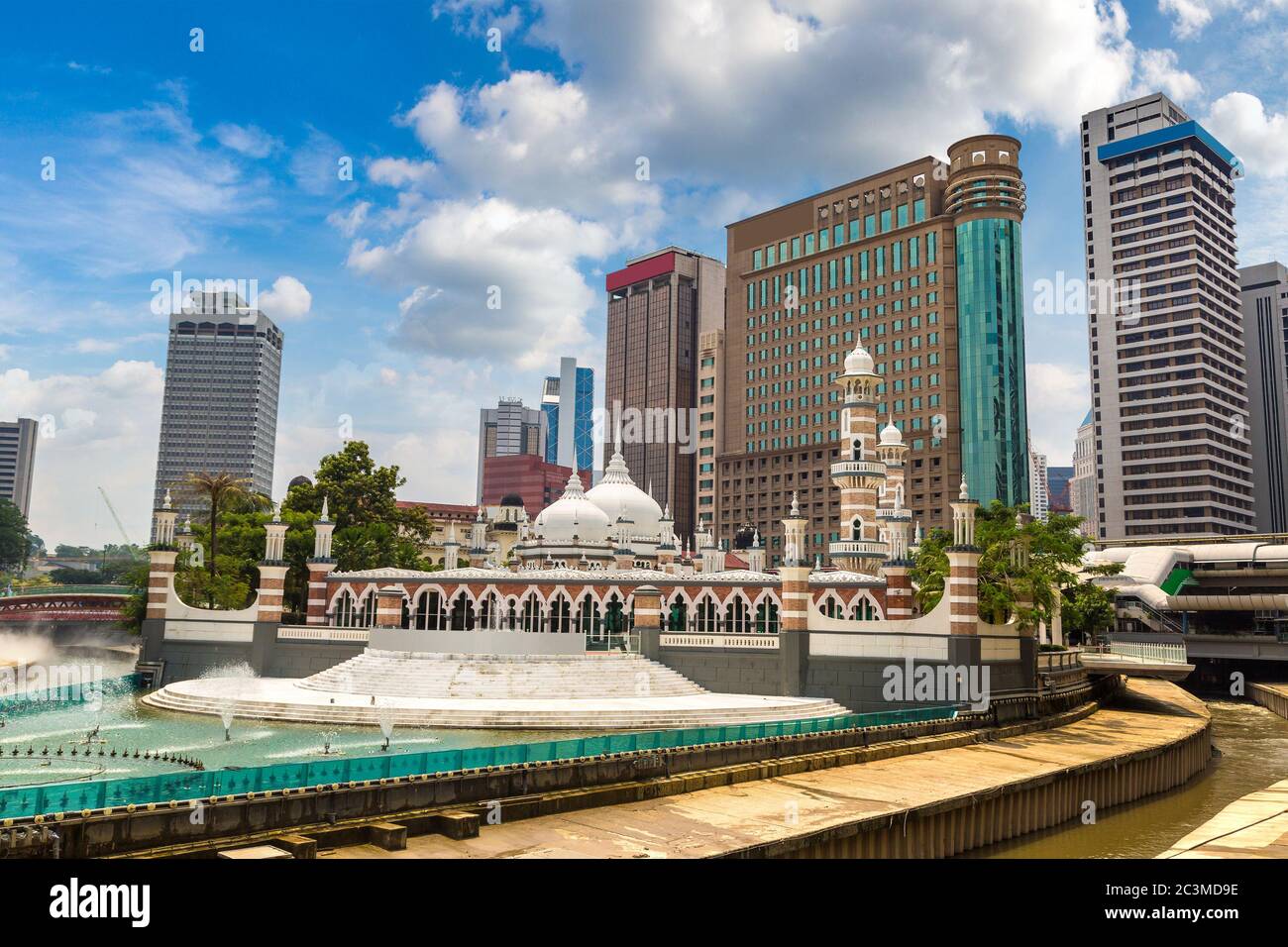 Mosquée Sultan Abdul Samad Jamek (Masjid Jamek) à Kuala Lumpur, Malaisie, le jour d'été Banque D'Images