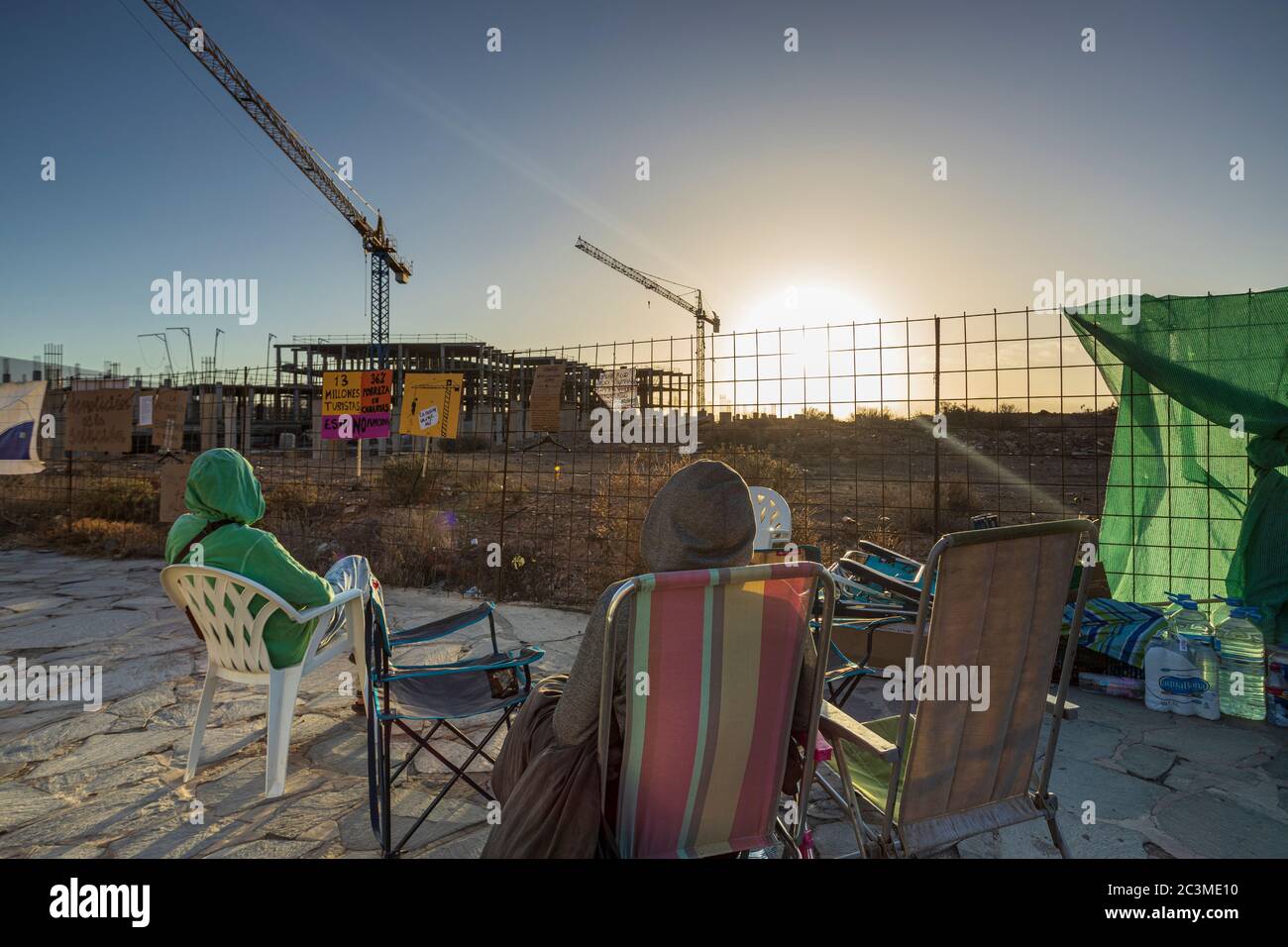 La Tejita, Tenerife, Iles Canaries, Espagne. 21 juin 2020. Chantier où deux activistes écologiques ont pris des mesures directes pour protester contre la construction d'un nouvel hôtel en occupant les grues sur le site. Rester sur les grues pendant cinq jours et nuits dans un effort d'arrêter la construction. Résiste aux vents forts, au soleil et même à la pluie la première nuit. Ils disent qu'ils ne descendront pas tant que le travail n'est pas complètement arrêté. Banque D'Images