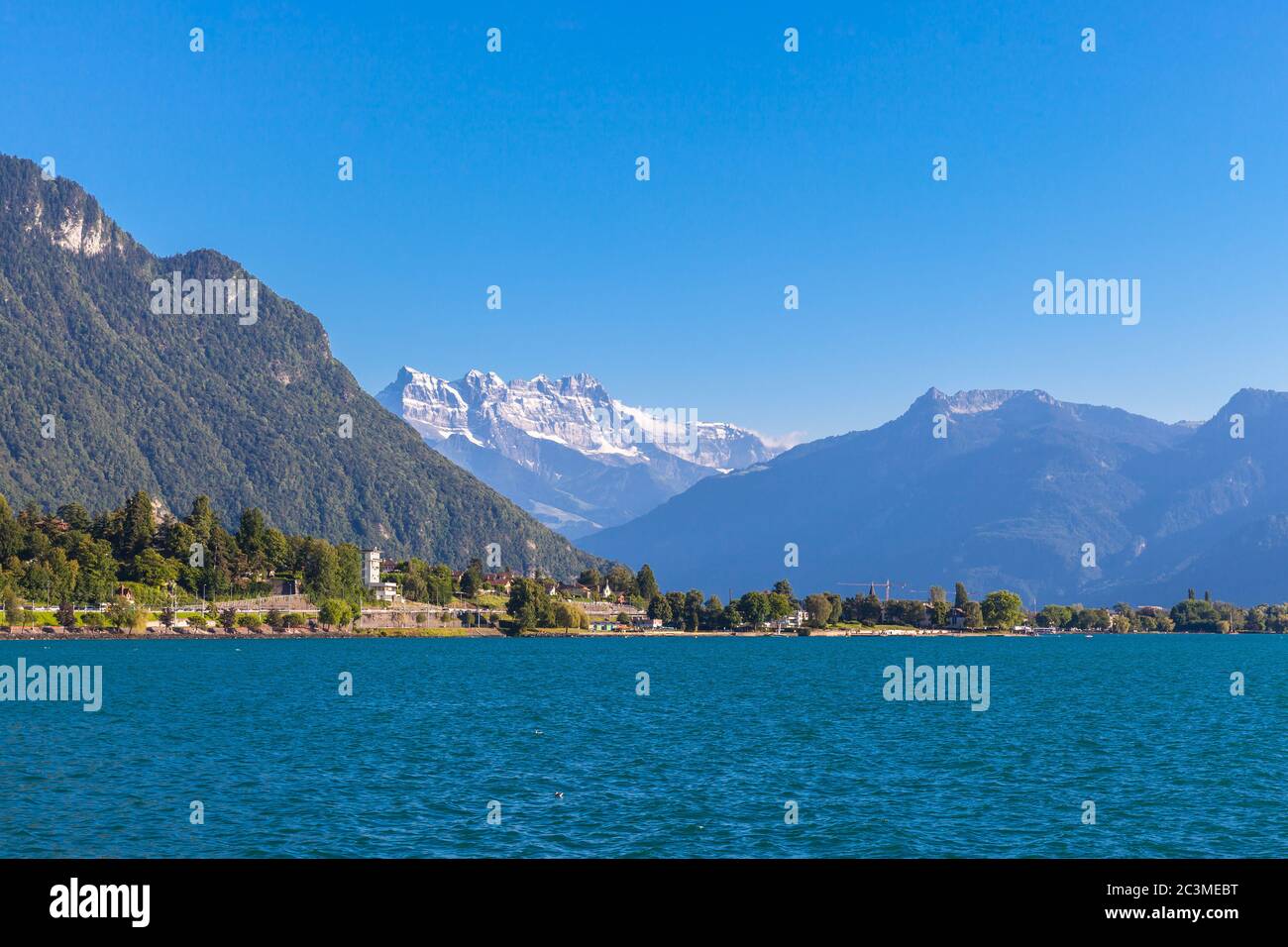 Vue imprenable sur le lac de Genève, avec les sommets du midi des Alpes suisses en arrière-plan, Montreux, canton de Vaud, Suisse Banque D'Images