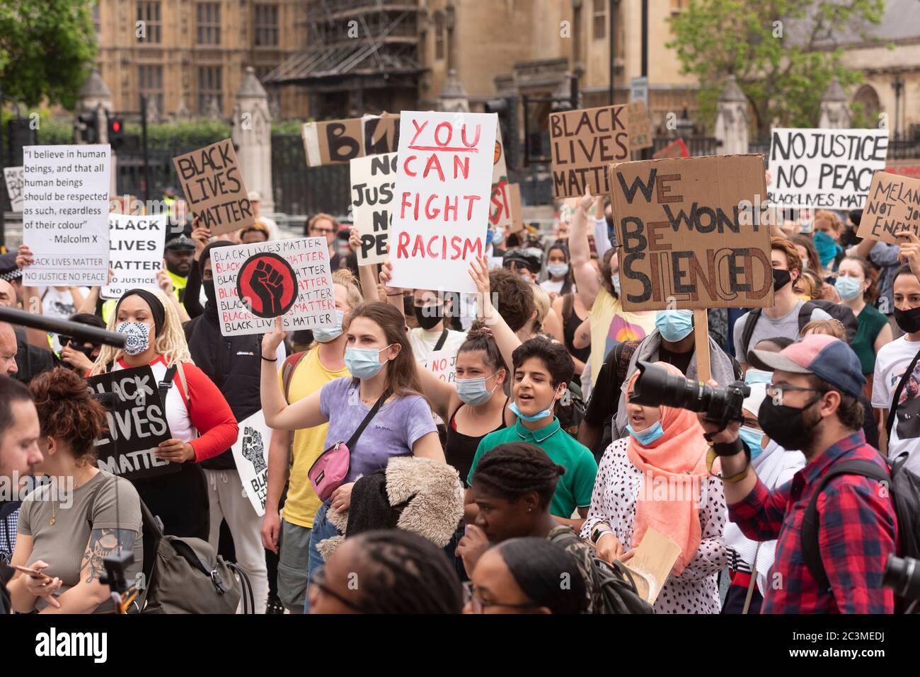 21 juin 2020. Londres, Royaume-Uni. Les manifestants participent à une manifestation organisée par le groupe Black Lives Matter pour l'américain George Floyd à Londres, en Grande-Bretagne, le 20 juin 2020. Il est mort alors qu'il était arrêté par la police américaine Derek Chauvin et a provoqué des troubles civils dans certaines villes américaines. Photo de Ray Tang/Ray Tang Media Banque D'Images