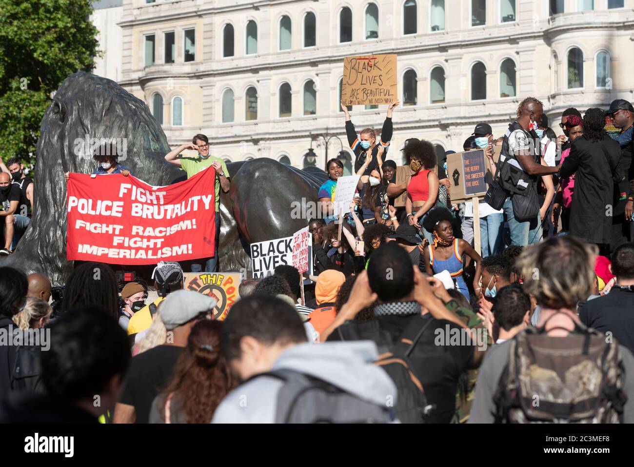 21 juin 2020. Londres, Royaume-Uni. Les manifestants participent à une manifestation organisée par le groupe Black Lives Matter pour l'américain George Floyd à Londres, en Grande-Bretagne, le 20 juin 2020. Il est mort alors qu'il était arrêté par la police américaine Derek Chauvin et a provoqué des troubles civils dans certaines villes américaines. Photo de Ray Tang/Ray Tang Media Banque D'Images