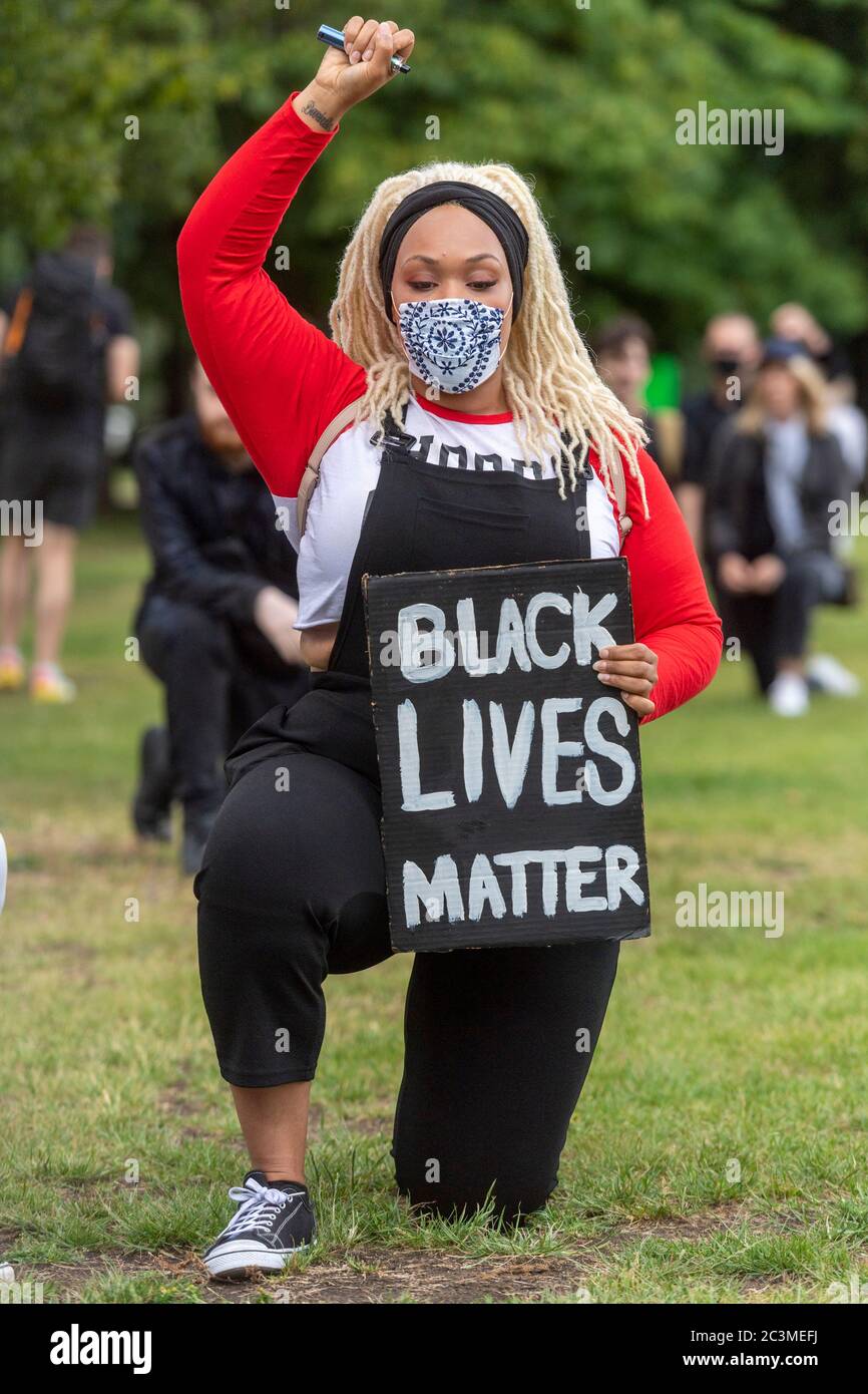 21 juin 2020. Londres, Royaume-Uni. Les manifestants participent à une manifestation organisée par le groupe Black Lives Matter pour l'américain George Floyd à Londres, en Grande-Bretagne, le 20 juin 2020. Il est mort alors qu'il était arrêté par la police américaine Derek Chauvin et a provoqué des troubles civils dans certaines villes américaines. Photo de Ray Tang/Ray Tang Media Banque D'Images