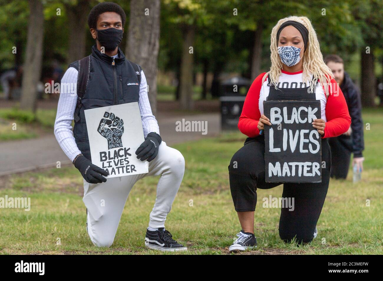 21 juin 2020. Londres, Royaume-Uni. Les manifestants participent à une manifestation organisée par le groupe Black Lives Matter pour l'américain George Floyd à Londres, en Grande-Bretagne, le 20 juin 2020. Il est mort alors qu'il était arrêté par la police américaine Derek Chauvin et a provoqué des troubles civils dans certaines villes américaines. Photo de Ray Tang/Ray Tang Media Banque D'Images