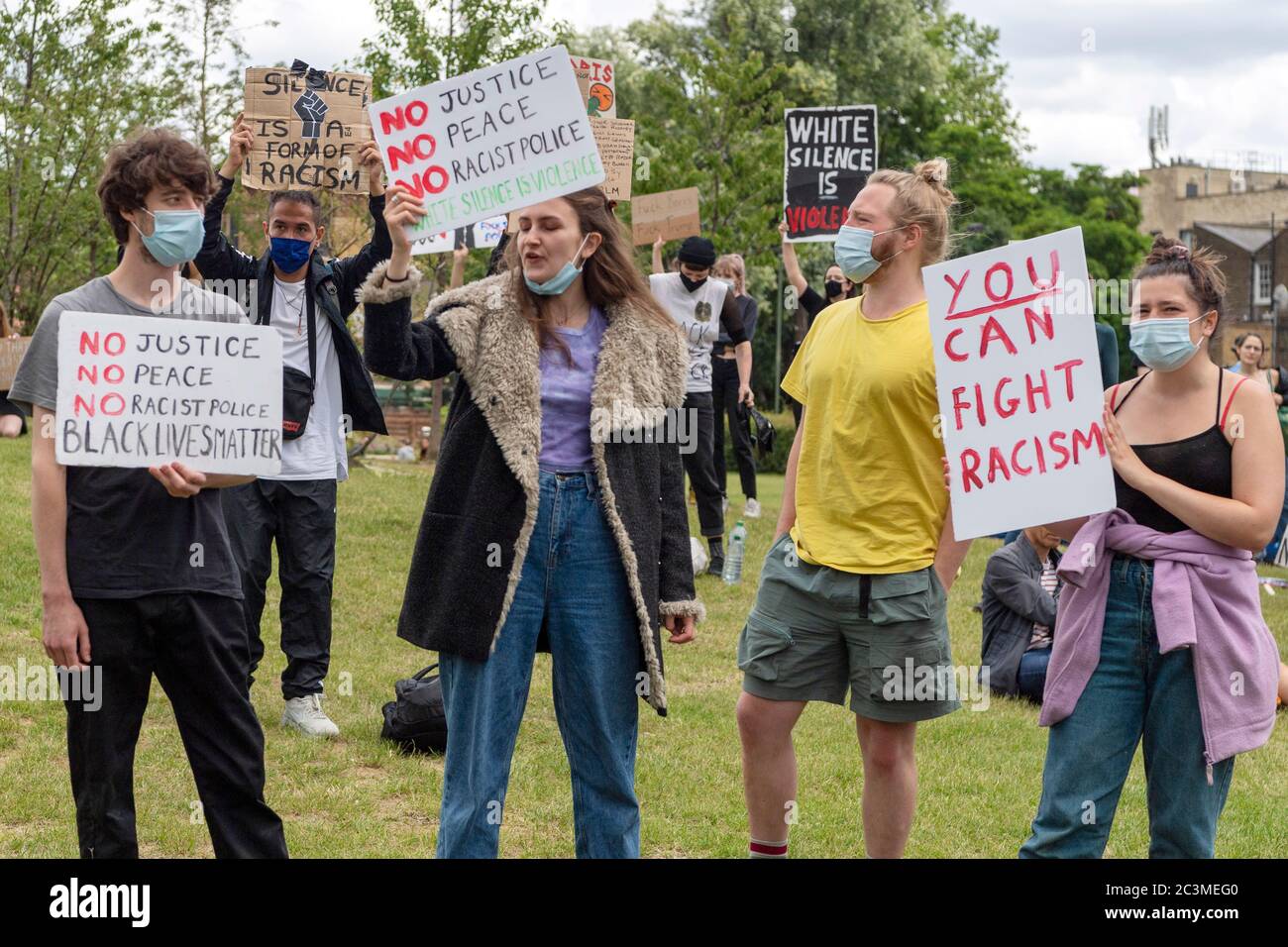 21 juin 2020. Londres, Royaume-Uni. Les manifestants participent à une manifestation organisée par le groupe Black Lives Matter pour l'américain George Floyd à Londres, en Grande-Bretagne, le 20 juin 2020. Il est mort alors qu'il était arrêté par la police américaine Derek Chauvin et a provoqué des troubles civils dans certaines villes américaines. Photo de Ray Tang/Ray Tang Media Banque D'Images