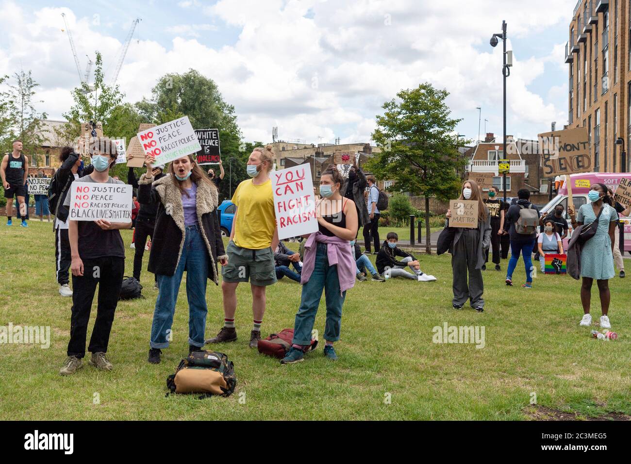 21 juin 2020. Londres, Royaume-Uni. Les manifestants participent à une manifestation organisée par le groupe Black Lives Matter pour l'américain George Floyd à Londres, en Grande-Bretagne, le 20 juin 2020. Il est mort alors qu'il était arrêté par la police américaine Derek Chauvin et a provoqué des troubles civils dans certaines villes américaines. Photo de Ray Tang/Ray Tang Media Banque D'Images