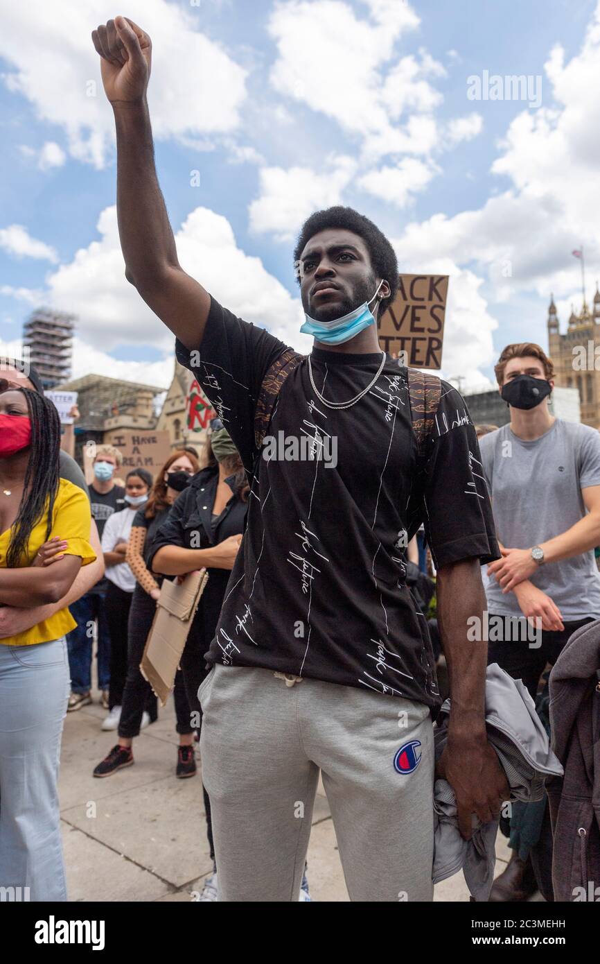 21 juin 2020. Londres, Royaume-Uni. Les manifestants participent à une manifestation organisée par le groupe Black Lives Matter pour l'américain George Floyd à Londres, en Grande-Bretagne, le 20 juin 2020. Il est mort alors qu'il était arrêté par la police américaine Derek Chauvin et a provoqué des troubles civils dans certaines villes américaines. Photo de Ray Tang/Ray Tang Media Banque D'Images