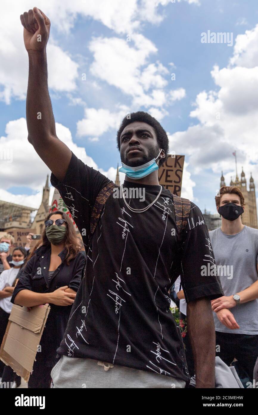 21 juin 2020. Londres, Royaume-Uni. Les manifestants participent à une manifestation organisée par le groupe Black Lives Matter pour l'américain George Floyd à Londres, en Grande-Bretagne, le 20 juin 2020. Il est mort alors qu'il était arrêté par la police américaine Derek Chauvin et a provoqué des troubles civils dans certaines villes américaines. Photo de Ray Tang/Ray Tang Media Banque D'Images