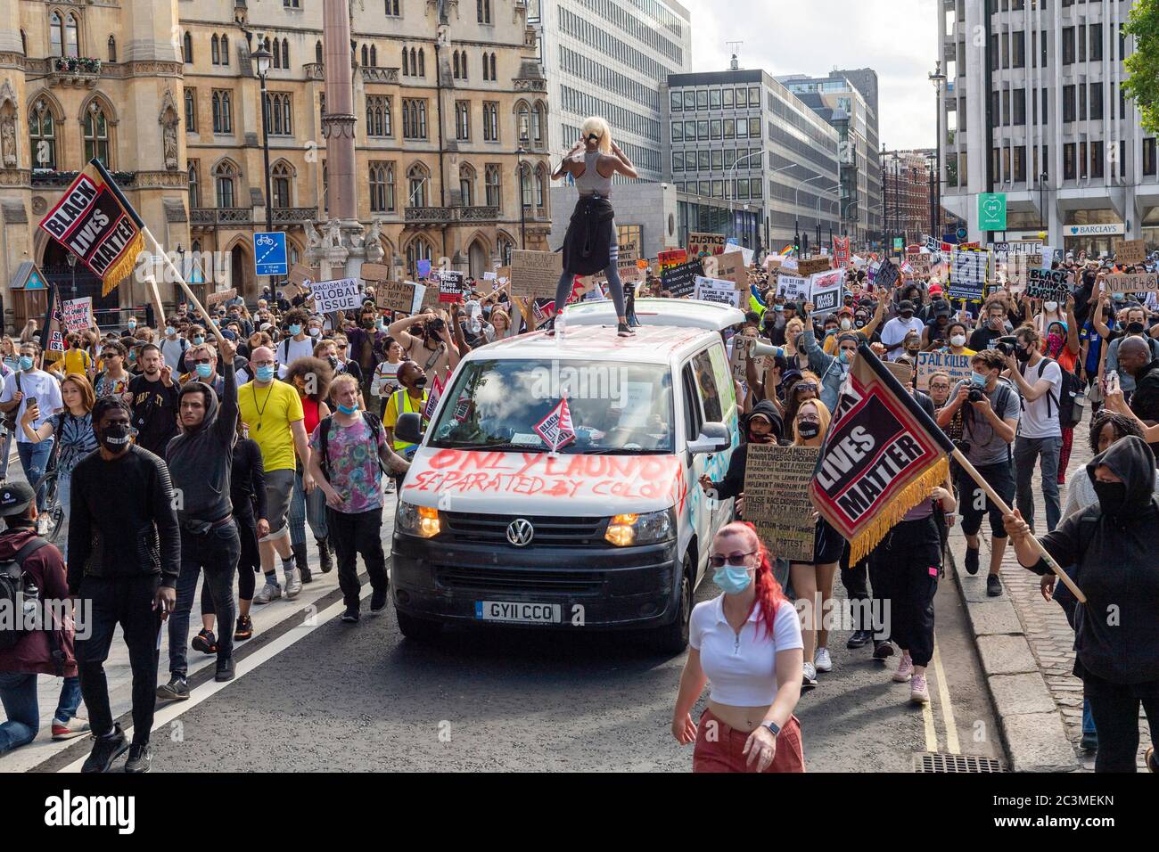 21 juin 2020. Londres, Royaume-Uni. Les manifestants participent à une manifestation organisée par le groupe Black Lives Matter pour l'américain George Floyd à Londres, en Grande-Bretagne, le 20 juin 2020. Il est mort alors qu'il était arrêté par la police américaine Derek Chauvin et a provoqué des troubles civils dans certaines villes américaines. Photo de Ray Tang/Ray Tang Media Banque D'Images