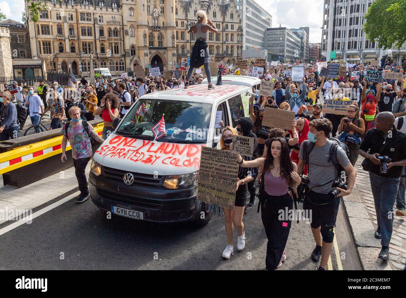 21 juin 2020. Londres, Royaume-Uni. Les manifestants participent à une manifestation organisée par le groupe Black Lives Matter pour l'américain George Floyd à Londres, en Grande-Bretagne, le 20 juin 2020. Il est mort alors qu'il était arrêté par la police américaine Derek Chauvin et a provoqué des troubles civils dans certaines villes américaines. Photo de Ray Tang/Ray Tang Media Banque D'Images