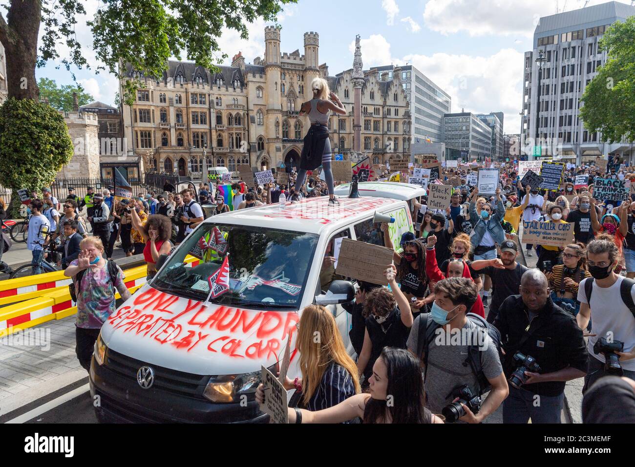 21 juin 2020. Londres, Royaume-Uni. Les manifestants participent à une manifestation organisée par le groupe Black Lives Matter pour l'américain George Floyd à Londres, en Grande-Bretagne, le 20 juin 2020. Il est mort alors qu'il était arrêté par la police américaine Derek Chauvin et a provoqué des troubles civils dans certaines villes américaines. Photo de Ray Tang/Ray Tang Media Banque D'Images