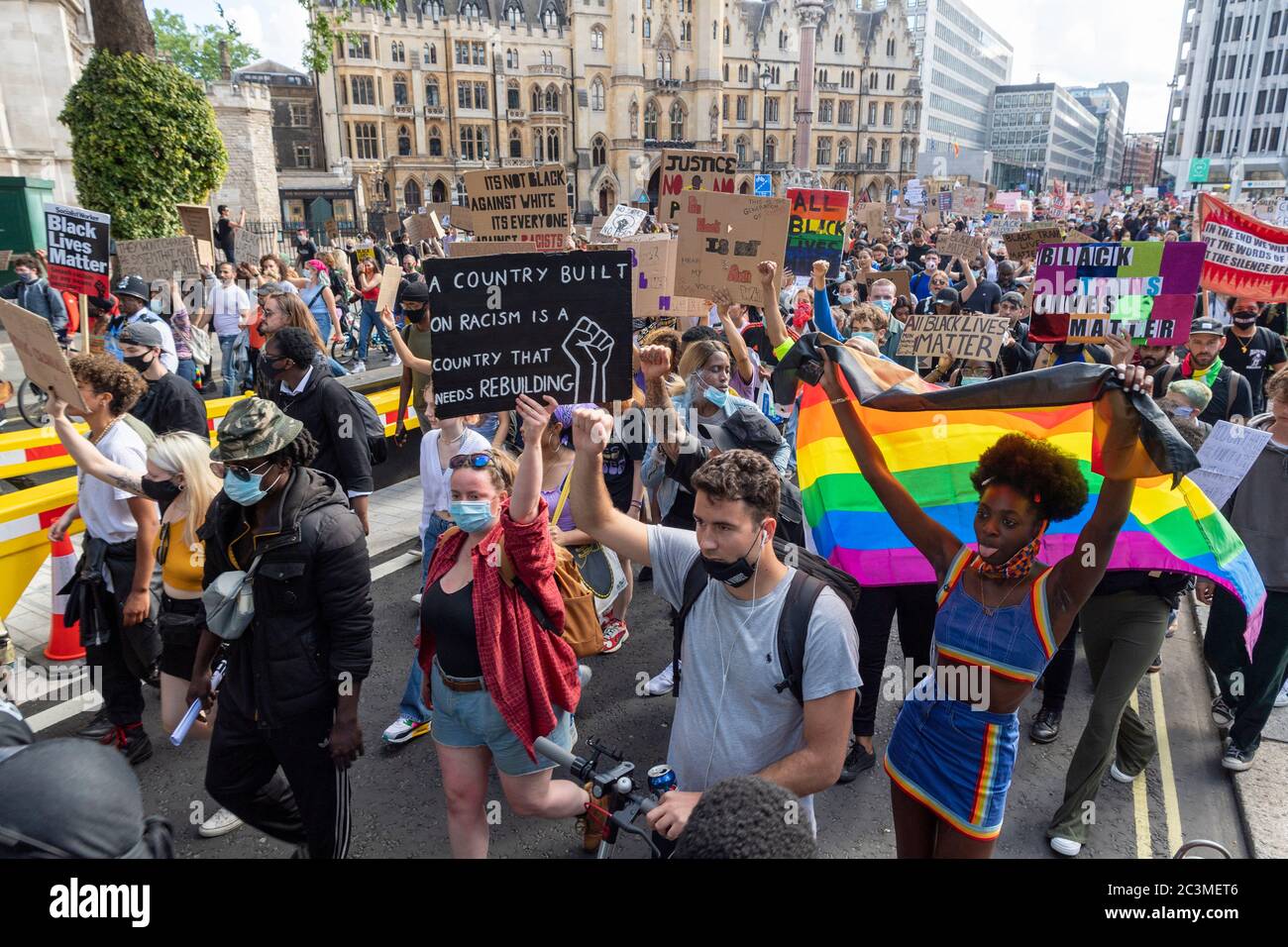 21 juin 2020. Londres, Royaume-Uni. Les manifestants participent à une manifestation organisée par le groupe Black Lives Matter pour l'américain George Floyd à Londres, en Grande-Bretagne, le 20 juin 2020. Il est mort alors qu'il était arrêté par la police américaine Derek Chauvin et a provoqué des troubles civils dans certaines villes américaines. Photo de Ray Tang/Ray Tang Media Banque D'Images