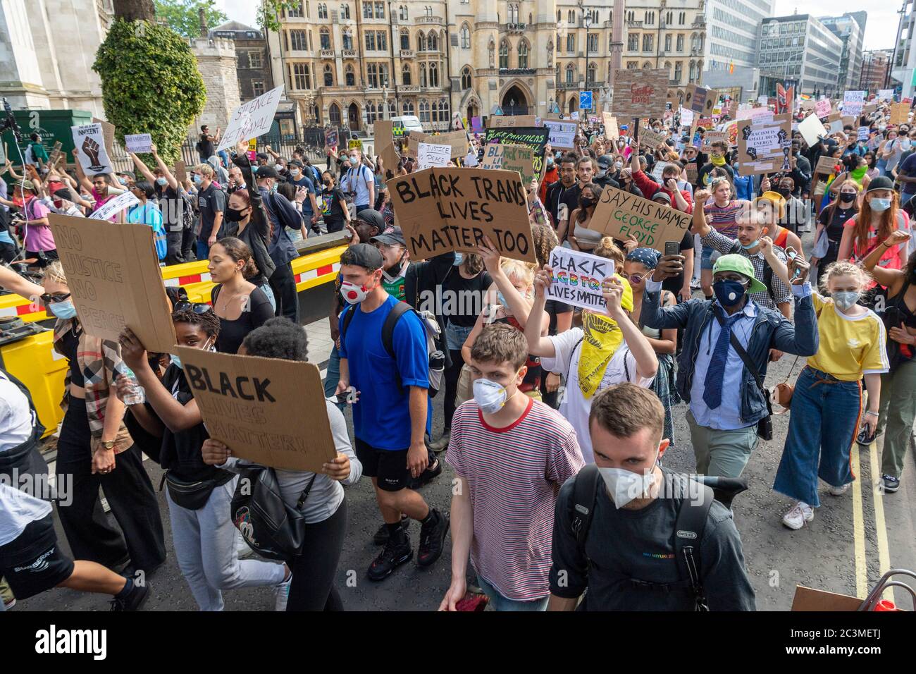 21 juin 2020. Londres, Royaume-Uni. Les manifestants participent à une manifestation organisée par le groupe Black Lives Matter pour l'américain George Floyd à Londres, en Grande-Bretagne, le 20 juin 2020. Il est mort alors qu'il était arrêté par la police américaine Derek Chauvin et a provoqué des troubles civils dans certaines villes américaines. Photo de Ray Tang/Ray Tang Media Banque D'Images