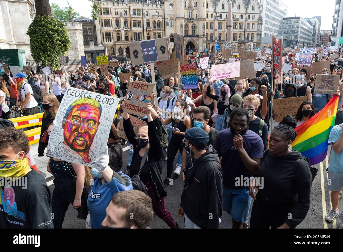 21 juin 2020. Londres, Royaume-Uni. Les manifestants participent à une manifestation organisée par le groupe Black Lives Matter pour l'américain George Floyd à Londres, en Grande-Bretagne, le 20 juin 2020. Il est mort alors qu'il était arrêté par la police américaine Derek Chauvin et a provoqué des troubles civils dans certaines villes américaines. Photo de Ray Tang/Ray Tang Media Banque D'Images