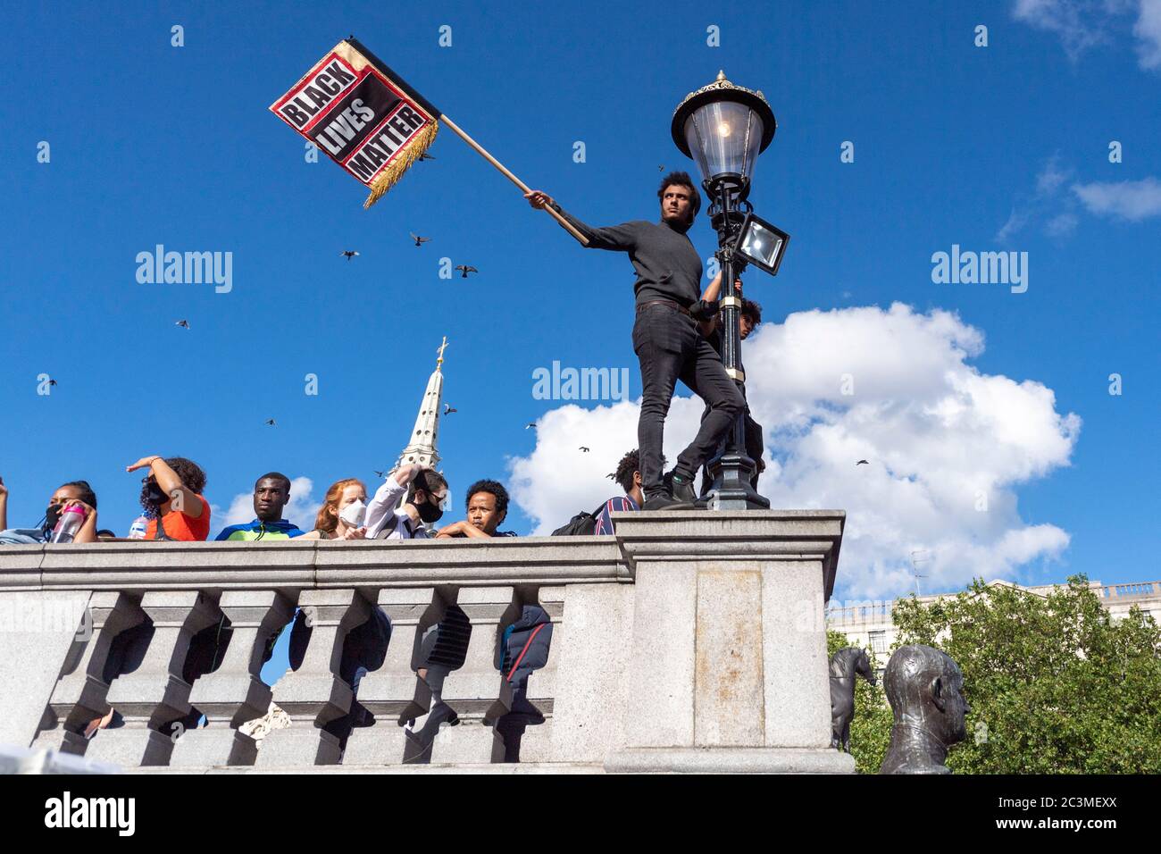 21 juin 2020. Londres, Royaume-Uni. Les manifestants participent à une manifestation organisée par le groupe Black Lives Matter pour l'américain George Floyd à Londres, en Grande-Bretagne, le 20 juin 2020. Il est mort alors qu'il était arrêté par la police américaine Derek Chauvin et a provoqué des troubles civils dans certaines villes américaines. Photo de Ray Tang/Ray Tang Media Banque D'Images