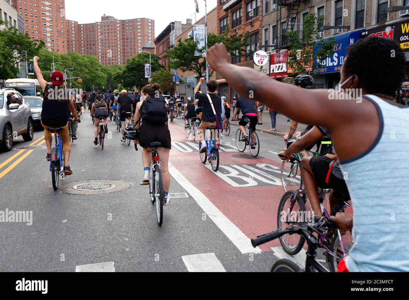 New York, NY., 20 juin 2020. Les cyclistes élèvent les poings lorsqu'ils longent West 125th St. la manifestation cycliste était une course de solidarité de la vie noire qui a fait appel à la justice dans une série récente de meurtres de la police américaine : George Floyd, Breonna Taylor et d'innombrables autres. La balade en vélo a été organisée par le collectif appelé Street Riders NYC. Plusieurs milliers de personnes ont participé à la manifestation itinérante qui a voyagé de Times Square, Harlem et Battery Park. 20 juin 2020 Banque D'Images