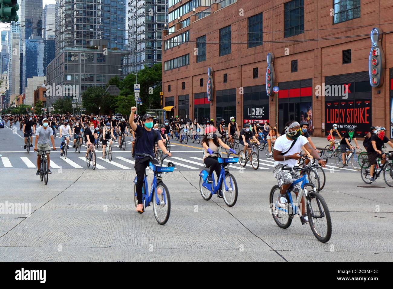 New York, NY., 20 juin 2020. Des milliers de cyclistes portant des masques descendent West 42nd St. la manifestation cycliste a été une course de solidarité de la vie noire qui a fait appel à la justice dans une série récente de meurtres de la police américaine : George Floyd, Breonna Taylor et d'innombrables autres. La balade en vélo a été organisée par le collectif appelé Street Riders NYC. Plusieurs milliers de personnes ont participé à la manifestation itinérante qui a voyagé de Times Square, Harlem et Battery Park. 20 juin 2020 Banque D'Images