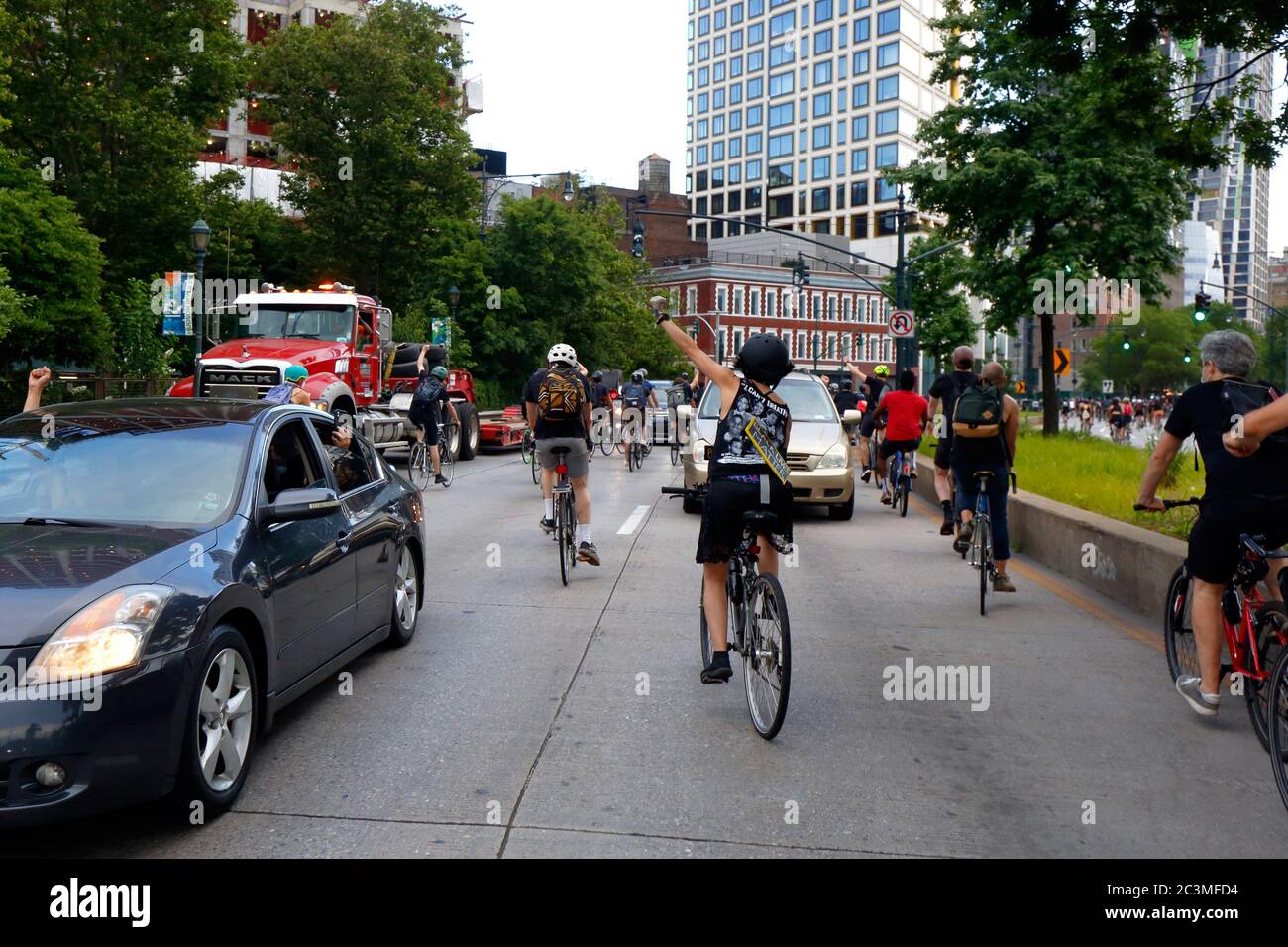 New York, NY., 20 juin 2020. Les cyclistes et les chauffeurs élèvent leurs poings tandis que des milliers de manifestants à vélo se balaient sur la West Side Highway. La manifestation à vélo était une course de solidarité pour les Black Lives Matter qui réclalait la justice dans une série récente de meurtres de la police américaine : George Floyd, Breonna Taylor et d'innombrables autres. La balade en vélo a été organisée par le collectif appelé Street Riders NYC. Plusieurs milliers de personnes ont participé à la manifestation itinérante qui a voyagé de Times Square, Harlem et Battery Park. 20 juin 2020 Banque D'Images