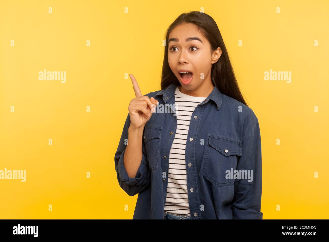 Ouah, excellente idée! Portrait d'une fille en chemise en denim se sentant surpris par soudainement inventé la solution intelligente, criant Eureka, inspiré par la créativité toi Banque D'Images