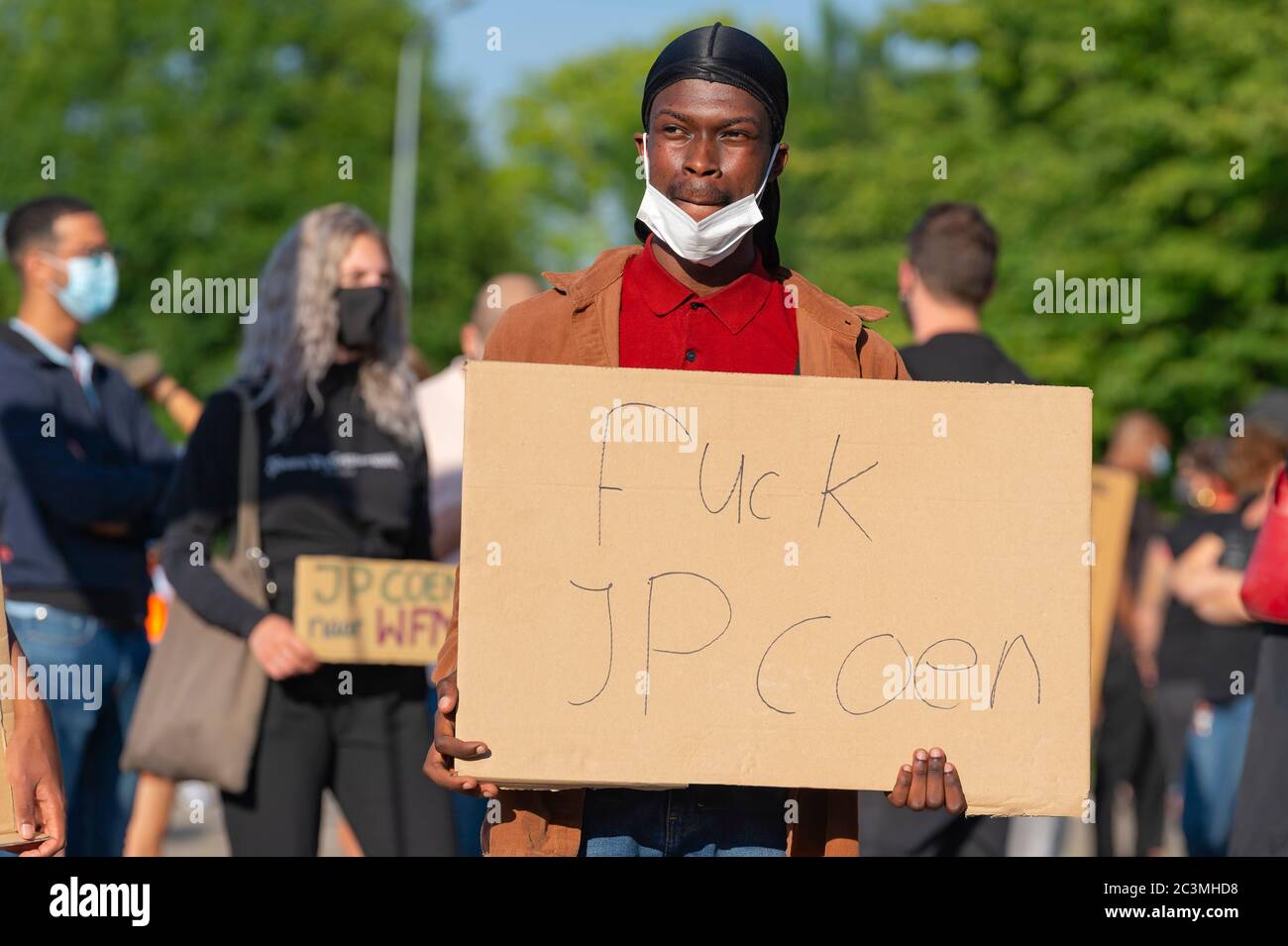 HOORN, PAYS-BAS - JUIN 19 : rassemblement du manifestant devant la statue de Jan Pieterszoon Coen pour le protst contre elle le 19 juin 2020 à Hoorn, pays-Bas Banque D'Images