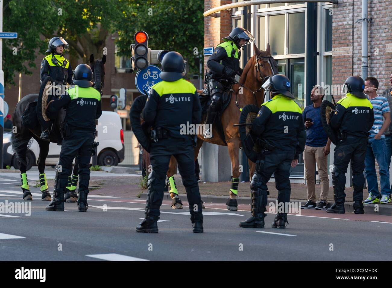 HOORN, PAYS-BAS - JUIN 19 : garde de police dans les environs de la statue de Jan Pieterszoon Coen le 19 juin 2020 à Hoorn, pays-Bas Banque D'Images