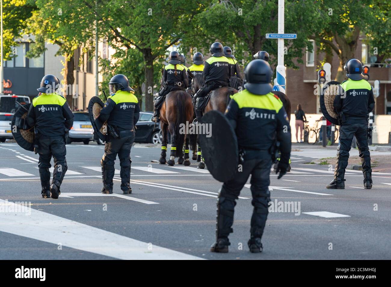 HOORN, PAYS-BAS - JUIN 19 : garde de police dans les environs de la statue de Jan Pieterszoon Coen le 19 juin 2020 à Hoorn, pays-Bas Banque D'Images