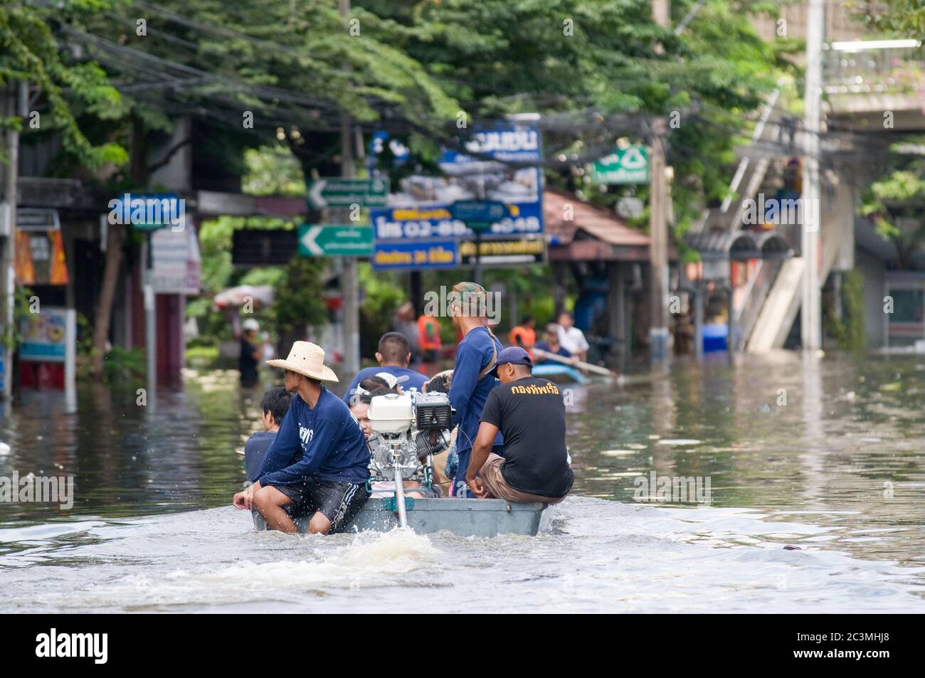 BANGKOK, THAÏLANDE - OCTOBRE 29 : la Marine royale thaïlandaise aide les gens à rentrer chez eux pendant les pires inondations de plusieurs décennies à Bangkok, Thaïlande, le 29 octobre Banque D'Images