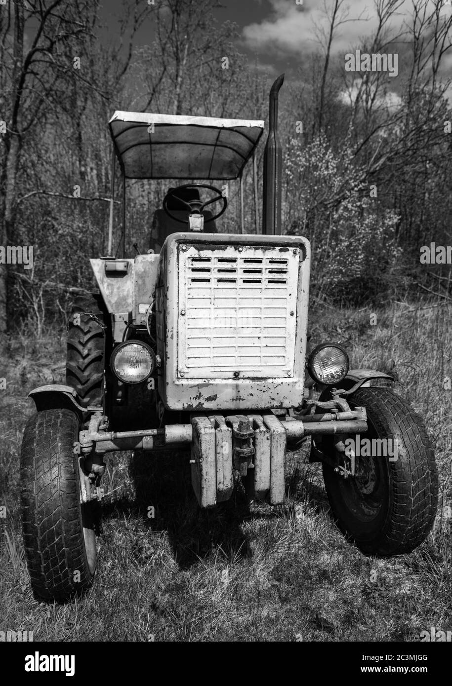 Tracteur à l'ancienne dans un champ. Banque D'Images