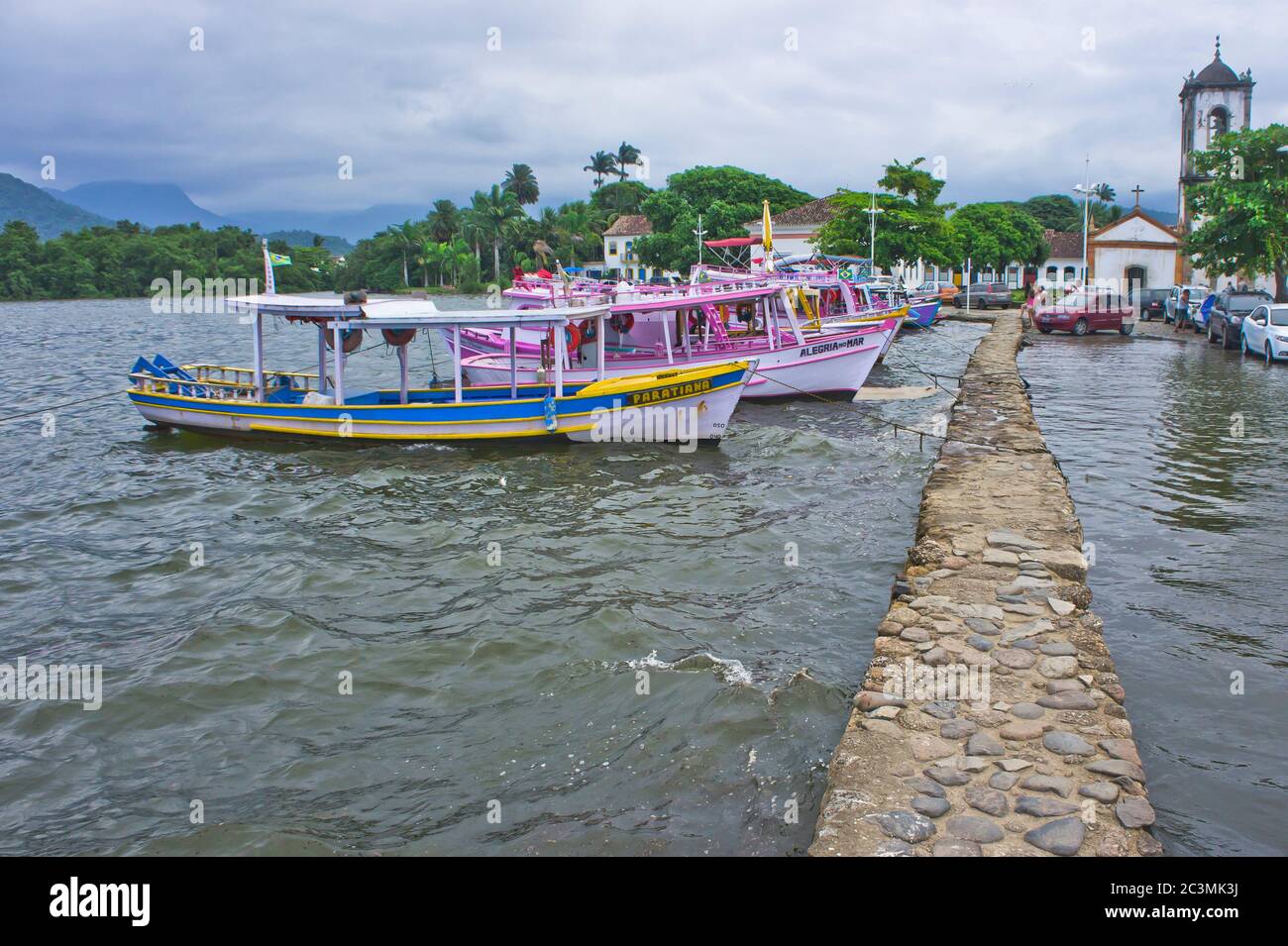 Paraty, vue sur la vieille ville avec des bateaux colorés, Brésil, Amérique du Sud Banque D'Images