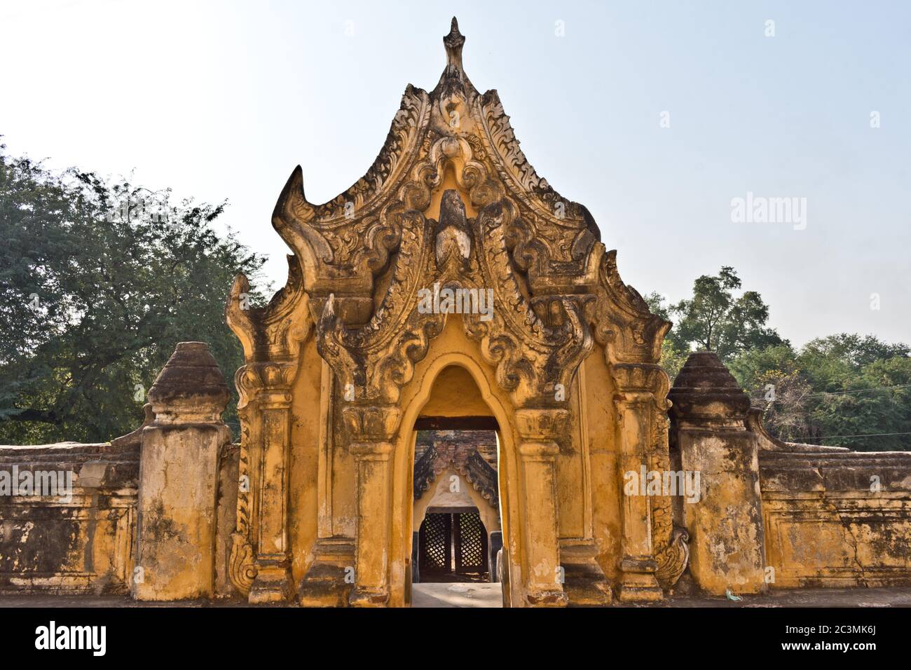 Portail antique au Monastère de Me nu Brick, Mandalay, Inwa, Myanmar (Birma), Asie Banque D'Images