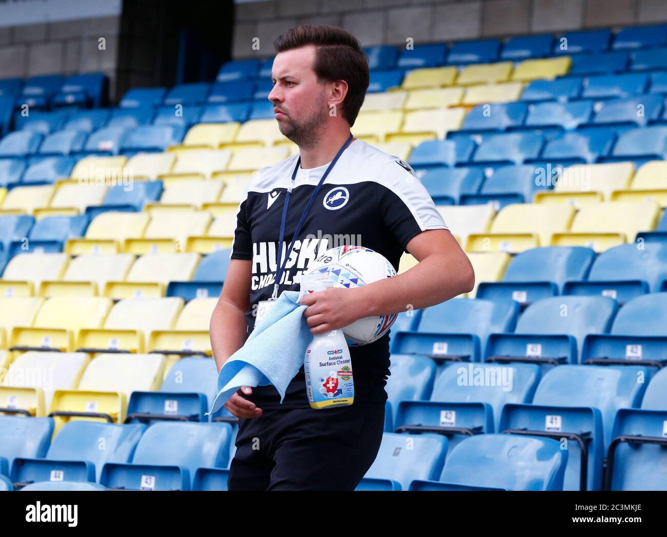 LONDRES, Royaume-Uni, JUIN 20: L'équipe de Millwall nettoie les ballons de foot avec antiviral surface Cleaner pendant le championnat EFL Sky Bet entre Millwall et de Banque D'Images