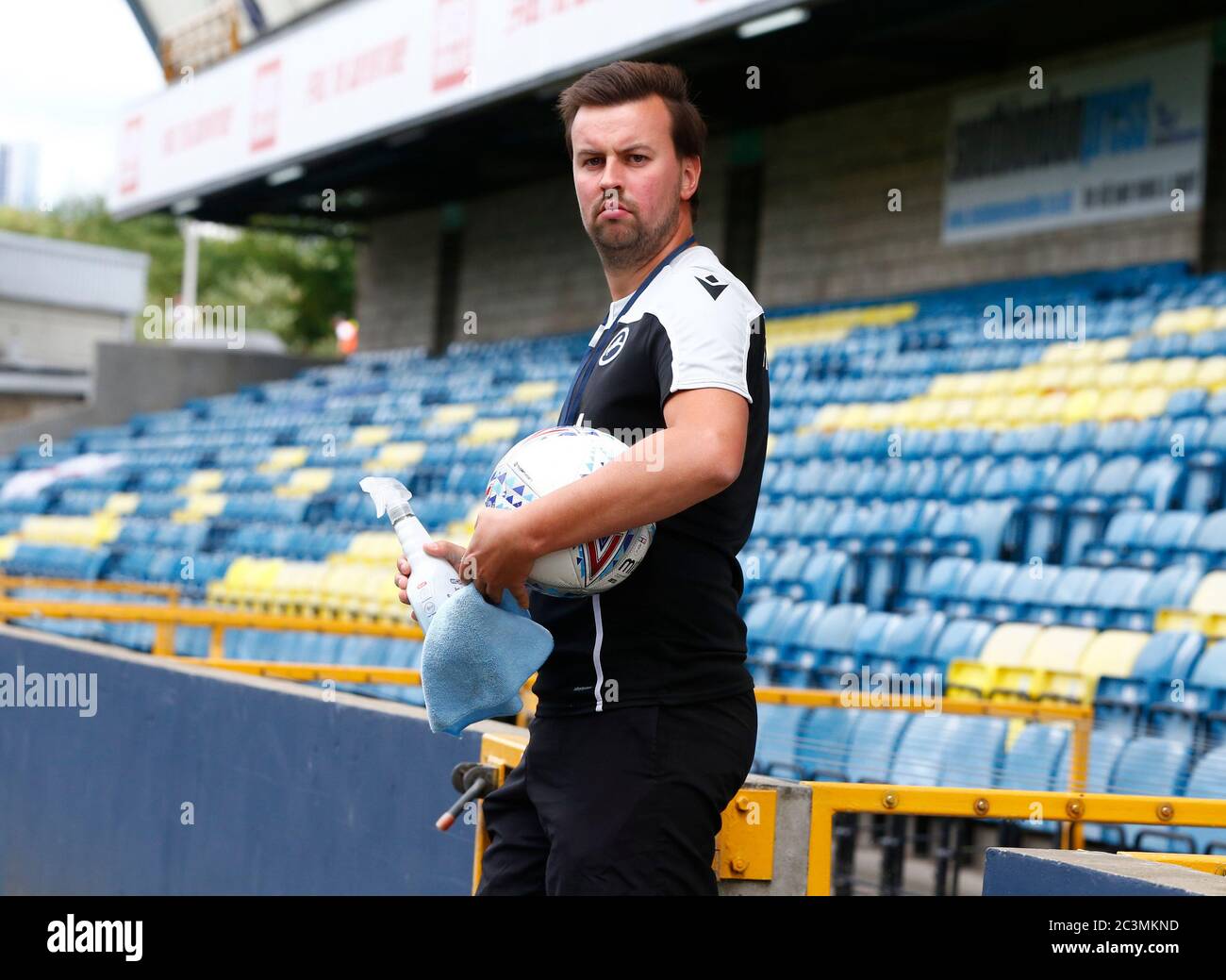 LONDRES, Royaume-Uni, JUIN 20: L'équipe de Millwall nettoie les ballons de foot avec antiviral surface Cleaner pendant le championnat EFL Sky Bet entre Millwall et de Banque D'Images