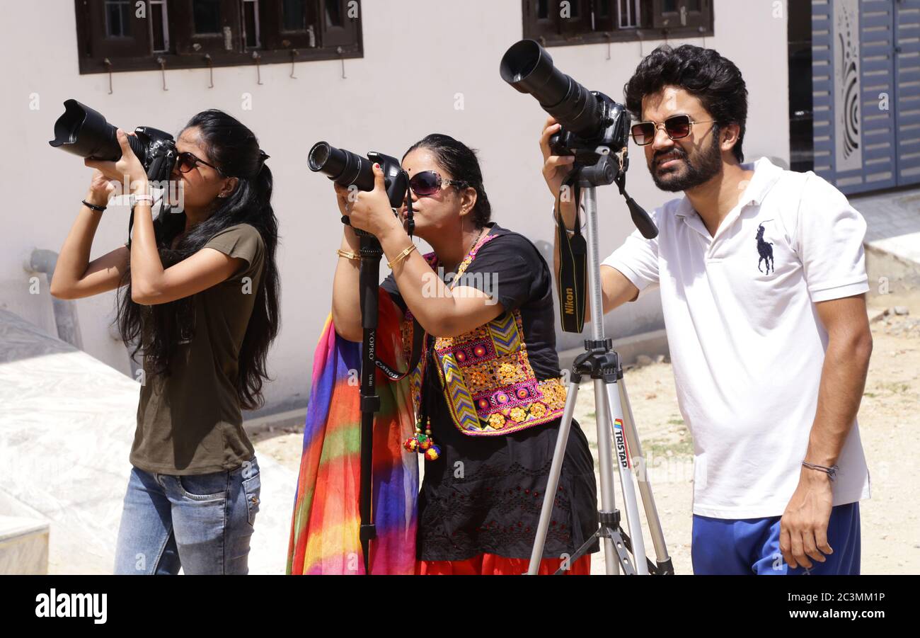 Beawar, Rajasthan, Inde, 21 juin 2020 : amateurs d'astronomie regardant l'éclipse solaire annuelle à travers des caméras, à Beawar. Crédit : Sumit Saraswat/Alay Live News Banque D'Images