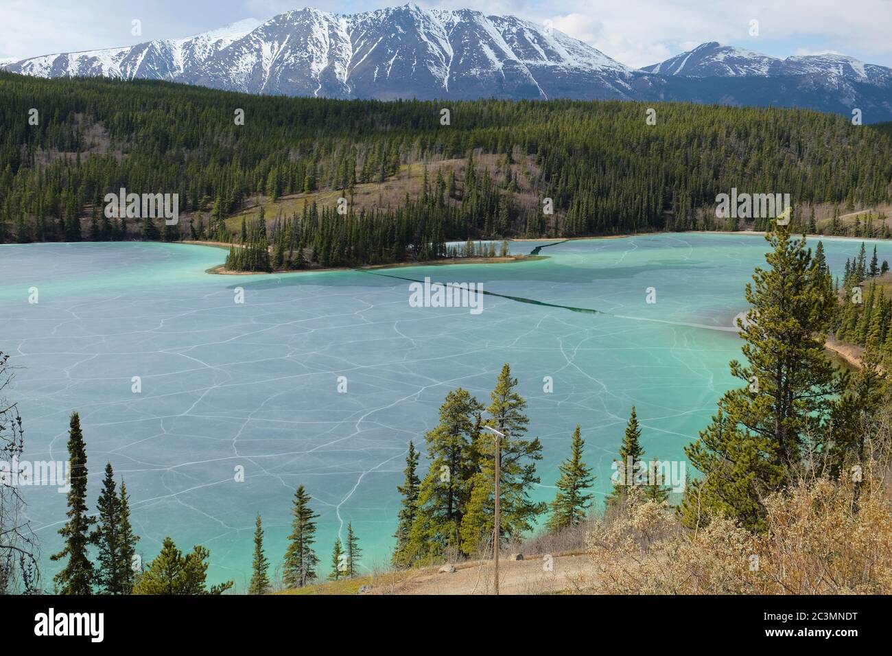 Le lac Emerald dans le Yukon terrifiante pendant la fonte de glace Banque D'Images