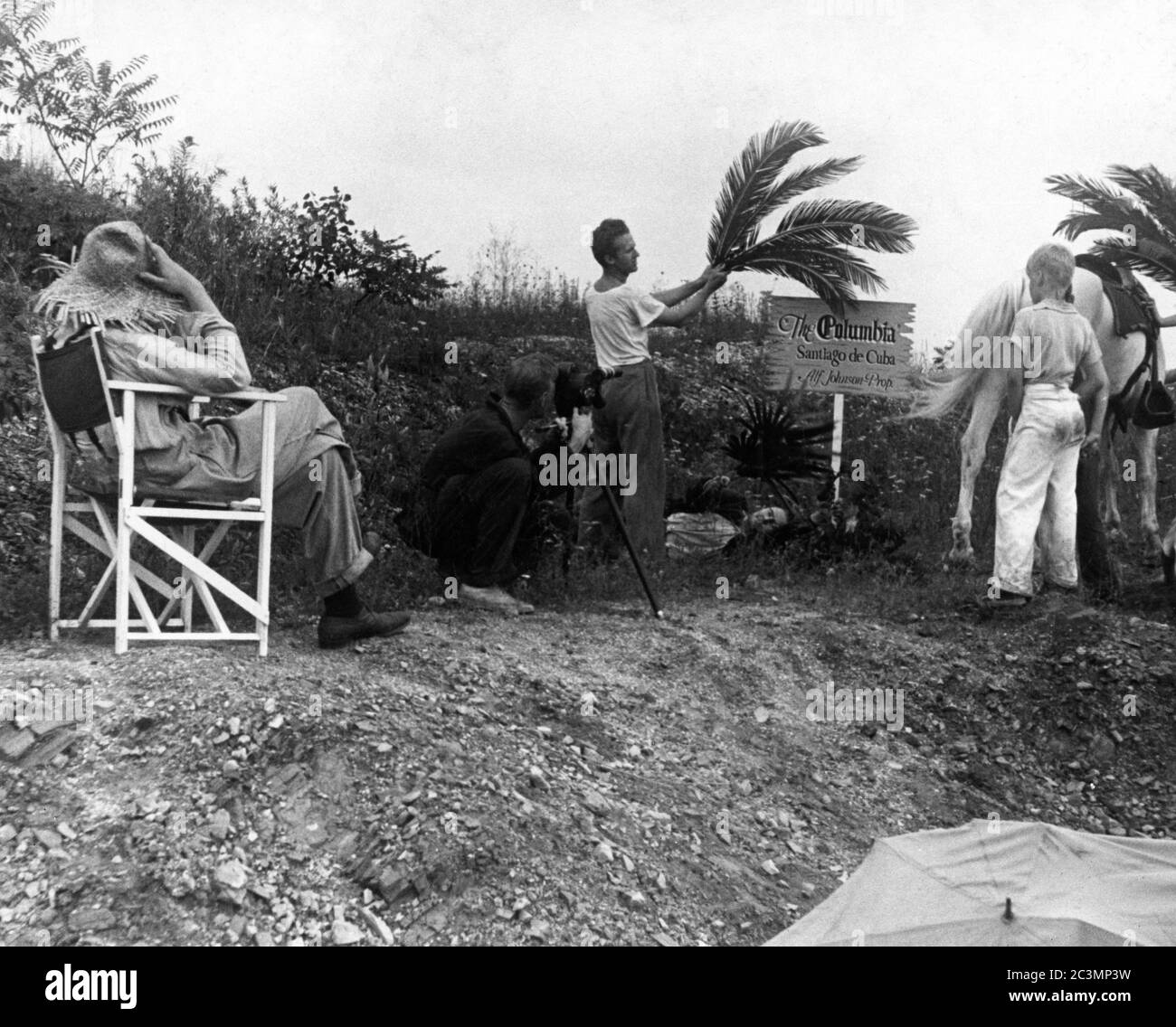 Le réalisateur ORSON WELLES et le producteur JOHN HOUSEMAN (couché sur terre par signe) sur un site établi séquence cinématographique franche à Cuba pour la production de TROP DE JOHN SON 1938 jouer William Gillette The Mercury Theatre Banque D'Images