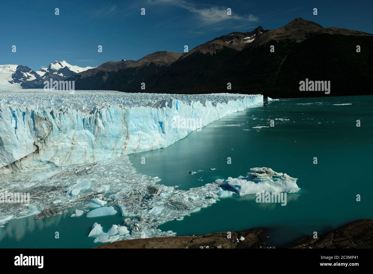 Vue latérale du glacier Perito Moreno situé dans le parc national de Los Glaciares dans la province de Santa Cruz, en Argentine. Banque D'Images