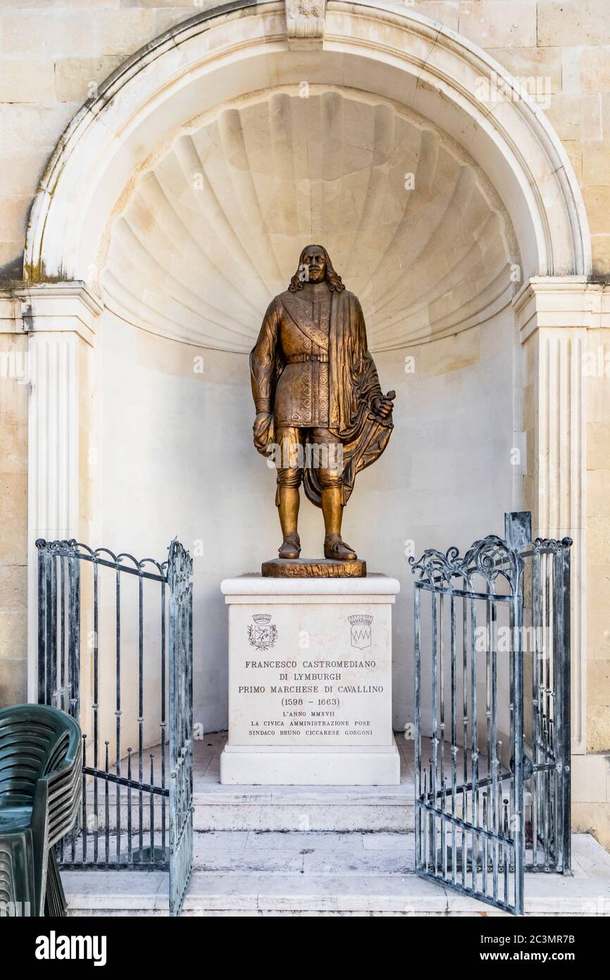 22 août 2019 - Cavallino, Lecce, Puglia, Salento, Italie - statue de bronze de Francesco Castromediano de Lymburgh, premier marquis de Cavallino. Banque D'Images