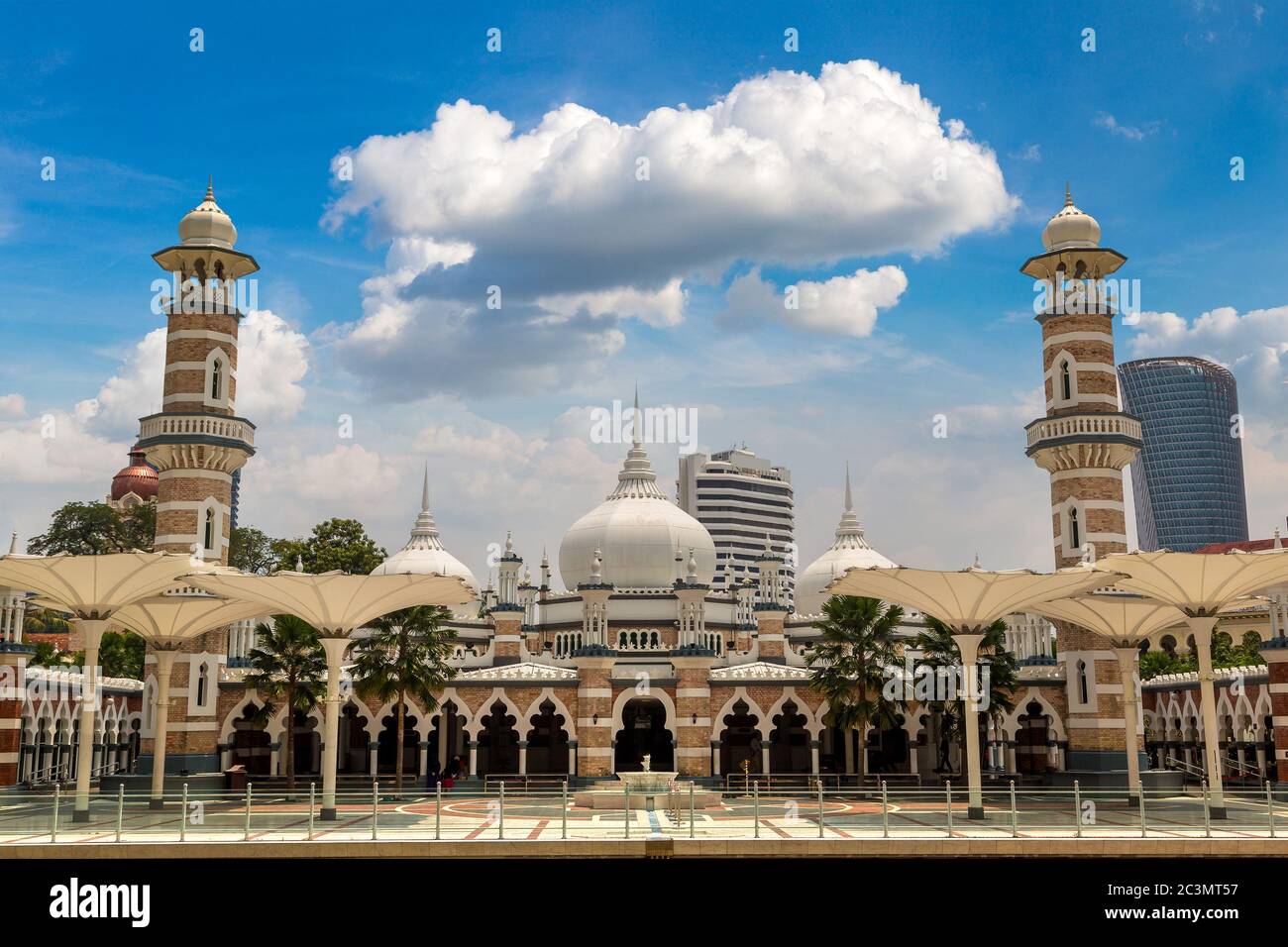 Mosquée Sultan Abdul Samad Jamek (Masjid Jamek) à Kuala Lumpur, Malaisie, le jour d'été Banque D'Images