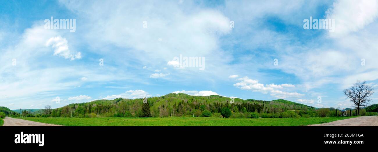 panorama avec forêt lointaine et églises lors d'une belle journée ensoleillée Banque D'Images