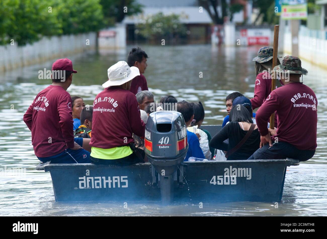 NAKHON RATCHASIMA - 24 OCTOBRE : équipe de sauvetage dans un bateau à fond plat transportant des victimes d'inondations lors de l'inondation de la mousson du 24 octobre 2010 à Nakh Banque D'Images