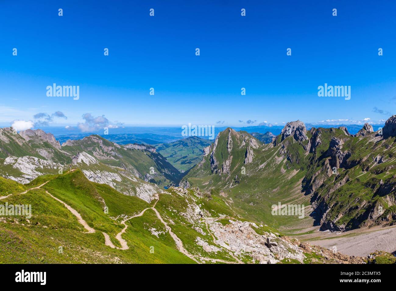 Vue imprenable sur le massif de l'Alpstein depuis Rotsteinpass, vers la vallée de Wasserauen sur le sentier de randonnée vers Santis (Saentis), canton de Saint-Gall, Appenzell, Banque D'Images