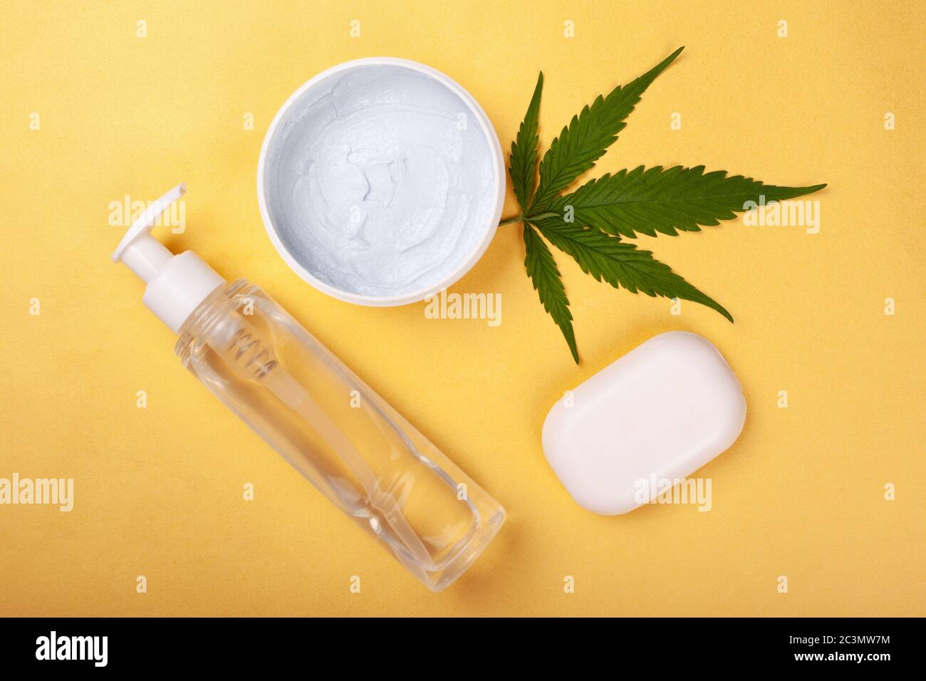 soins du corps, cosmétiques de cannabis sur fond jaune. Banque D'Images