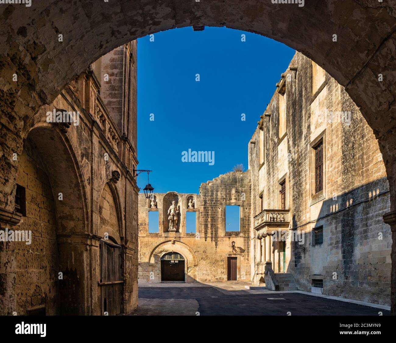 La cour du château, ou palais ducal, du Castromediano Lymburgh, à Cavallino, Lecce, Puglia, Salento, Italie. Fenêtres et niches vides avec Banque D'Images